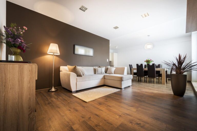 Vinyl Flooring vs Hardwood Flooring: Which Is More Suitable for Your Home?